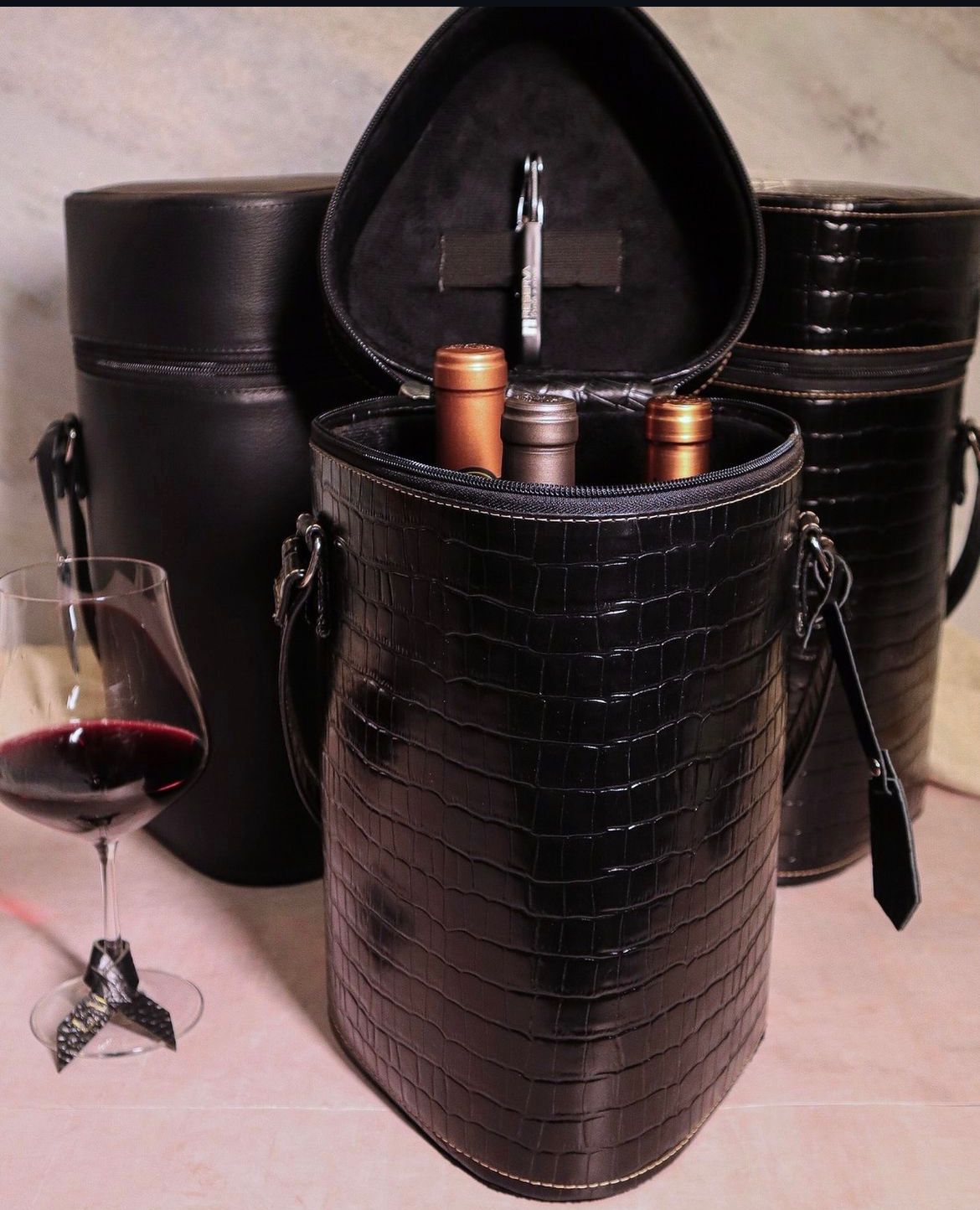 Bag de Couro Legítimo – Para Vinhos e Taças, Disponível em Diversas Cores